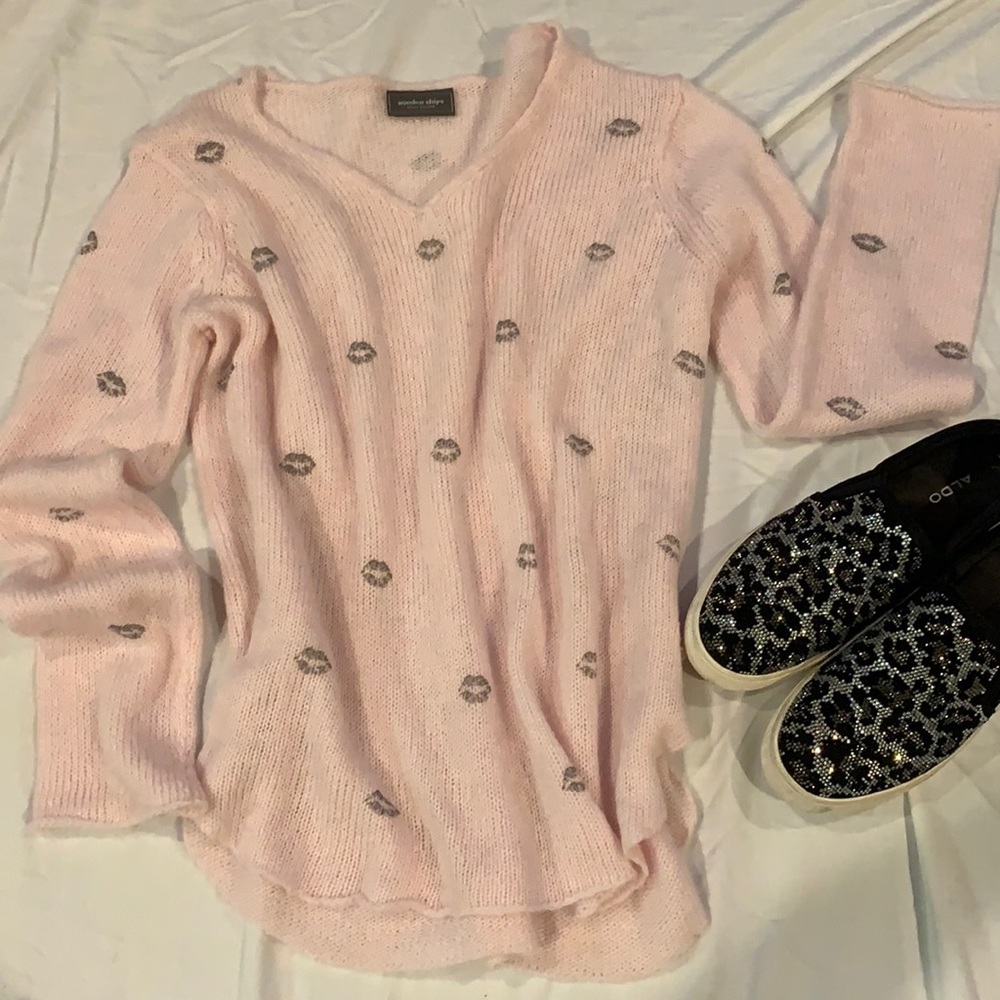 Fab light sweater. Beautiful pale pink/silver lips